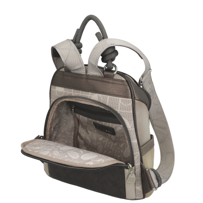 Mochila pequena bege e castanha com bolso frontal aberto mostrando interior escrito e fecho metálico pendurado