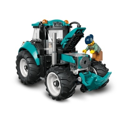 Modelo LEGO de trator azul-turquesa com figura minifigura a inspecionar o motor.
