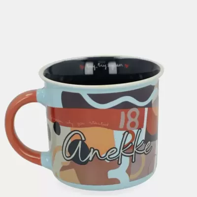 Caneca cerâmica com padrão abstrato colorido e texto Anekke