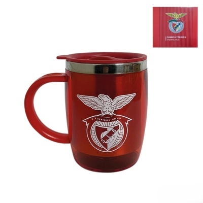 Caneca térmica vermelha com emblema branco e tampa com aro metálico
