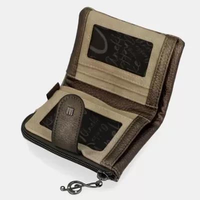 Carteira de pele castanha e bege aberta com fecho de correr e detalhes de compartimentos para cartões