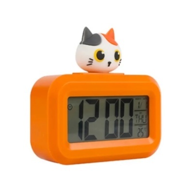 Relógio digital vermelho com visor grande e figura de gato em cima