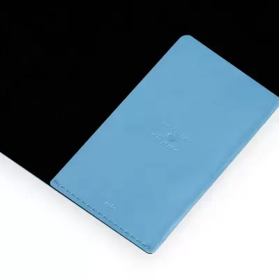 Capa para passaporte azul claro com texto gravado, em fundo branco e negro