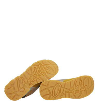 Sapatilhas infantis com sola amarela e palavra Anekke gravada