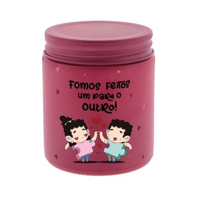 Frasco rosa com desenho de crianças e texto em português.