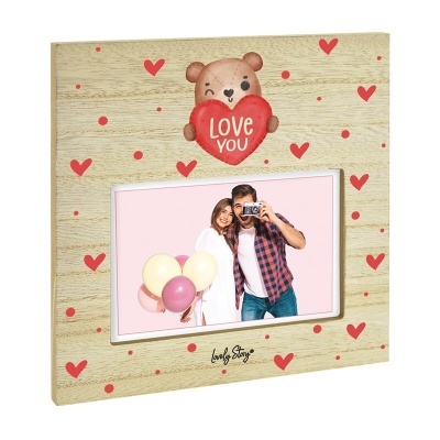 Moldura de foto em madeira com corações vermelhos e texto LOVE YOU no ursinho