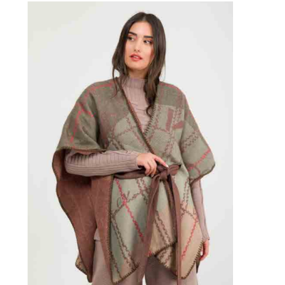 Mulher a usar poncho xadrez com cinto castanho e camisola de malha castanha