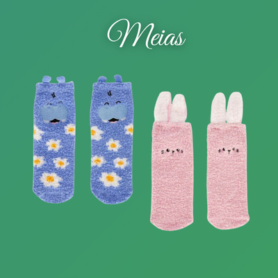 Duas pares de meias coloridas com padrões e detalhes de orelhas de animais