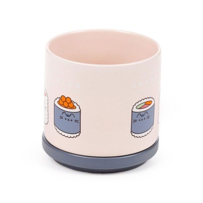 Copo creme com desenhos de sushi com rostos de gato e base cinza.