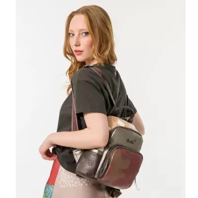 Mochila pequena castanha, dourada, bege e vermelha com padrão texturizado e etiqueta Claudia