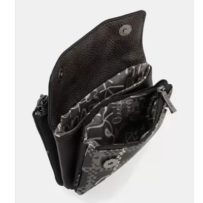 Bolsa pequena com padrão cinzento e preto e interior forrado preto com letras brancas
