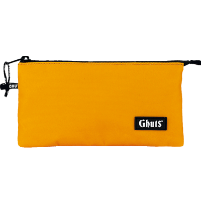 Necessaire rectangular amarela com fecho zip preto e etiqueta Ghuts.