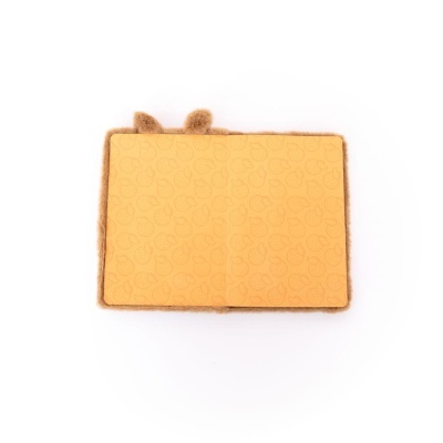 Capa de livro peluda com interior laranja e padrão de frutas