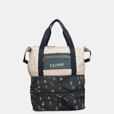 Mala de viagem bege e preta com padrão de estrelas e letras