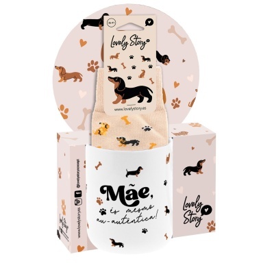 Caixa branca com meias estampadas de cães salchicha e texto em português