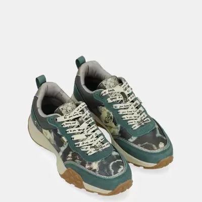 Par de ténis camuflados em verde e cinza com atacadores escritos
