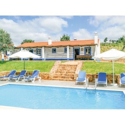 Casa com piscina, espreguiçadeiras azuis e guarda-sóis brancos em ambiente exterior