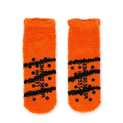 Par de meias felpudas laranja com riscas e texto preto