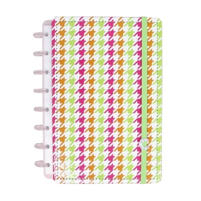 Caderno com capa em padrão pied-de-poule colorido e fecho elástico laranja