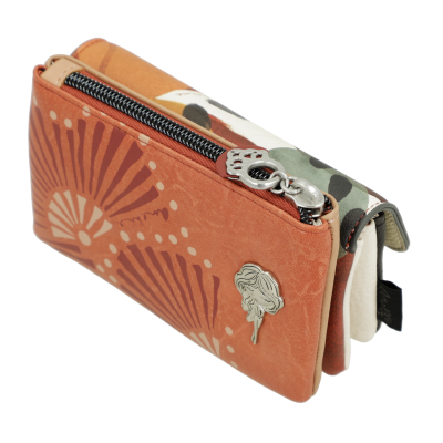 Carteira colorida com padrão floral, fecho de correr e enfeite metálico
