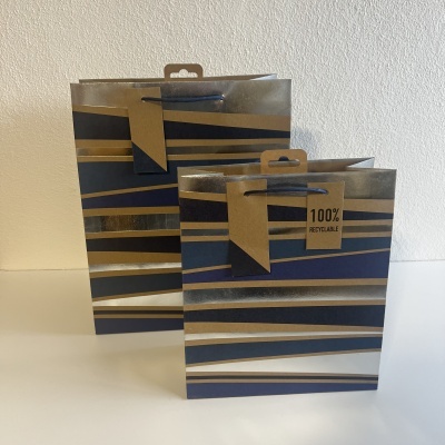 Sacolas de papel douradas, azuis e prateadas com etiqueta reciclável