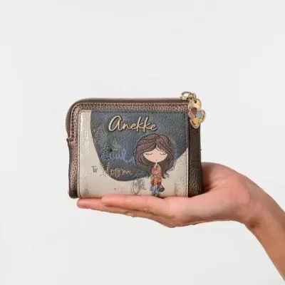 Carteira pequena castanha com personagem e fecho com pendente de flor