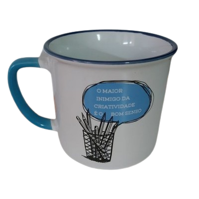 Caneca branca com interior e asa azuis e texto em balão azul