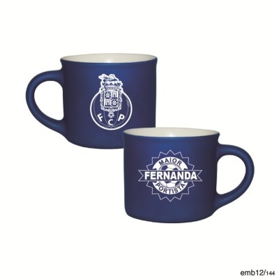 Duas canecas azuis com emblemas e texto em branco