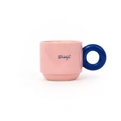 Caneca rosa com pega azul e texto mr. wonderful
