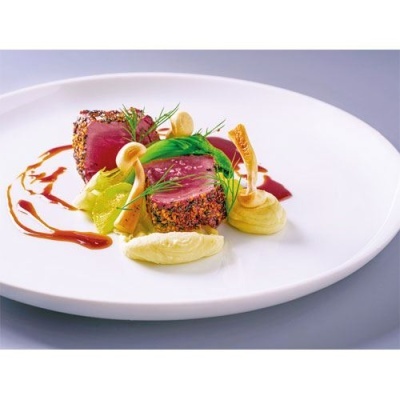 Prato gourmet com bife de carne, puré, cogumelos e molho