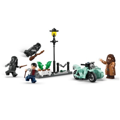 Conjunto LEGO com quatro minifiguras, mota com sidecar verde água, base com plantas e candeeiro amarelo