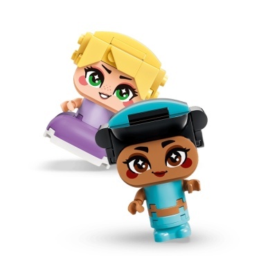 Duas figuras de brinquedo coloridas sobre fundo branco
