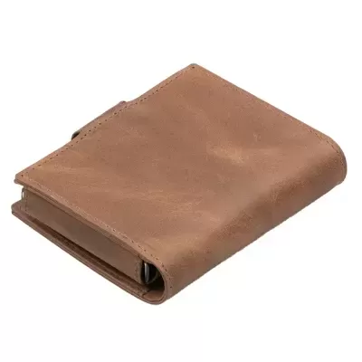 Carteira de pele castanha dobrável sobre fundo branco