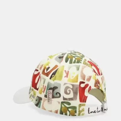 Boné colorido com padrão de letras e formas abstratas e aba branca.