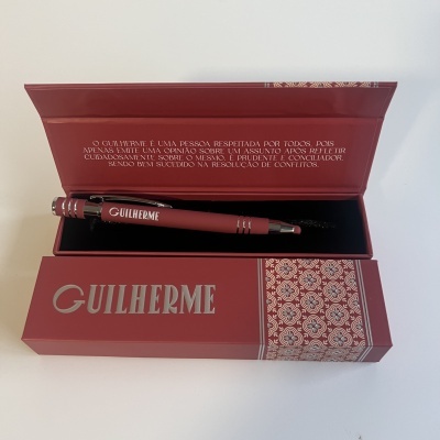 Estojo vermelho decorativo com caneta vermelha nome GUILHERME e mensagem no interior