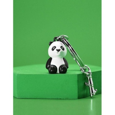Porta-chaves com figura de panda preto e branco numa base verde