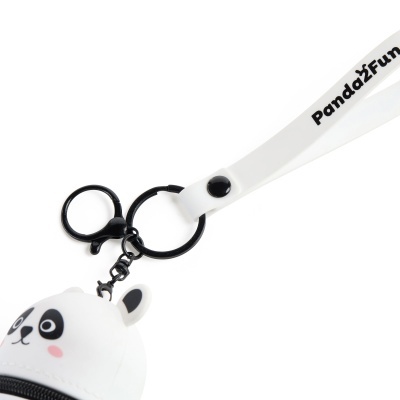Chaveiro com bolsa branca em forma de panda e tira branca com texto preto Panda²Fun