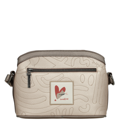 Mala de ombro bege claro com padrão abstrato gravado e etiqueta frontal com texto ameKke