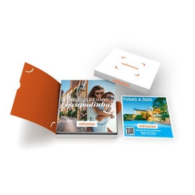 Caixas e cartão promocional com logótipo odisseias e imagens de casal e cenário de férias