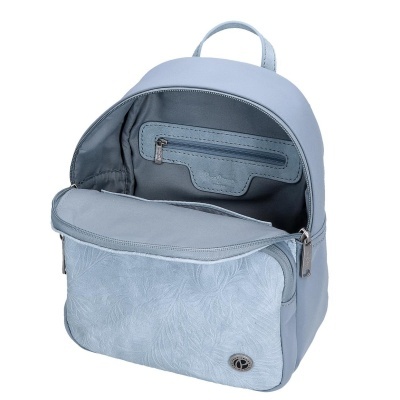 mochila azul clara com textura de folhas e fecho aberto