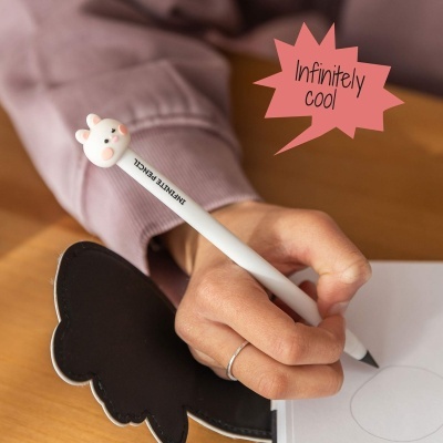 Caneta branca com topo em forma de cabeça de animal, texto INFINITE PENCIL e balão de fala Infinitely cool
