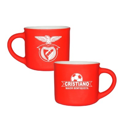 Duas canecas vermelhas com emblema e texto do Benfica
