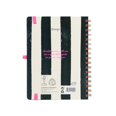 Caderno listrado preto e branco com espiral dourado e texto cor-de-rosa