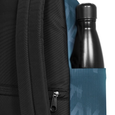 Mochila preta com bolso lateral azul e garrafa preta metálica guardada