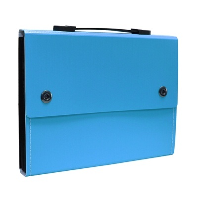 Pasta organizadora azul com fecho metálico e alça preta