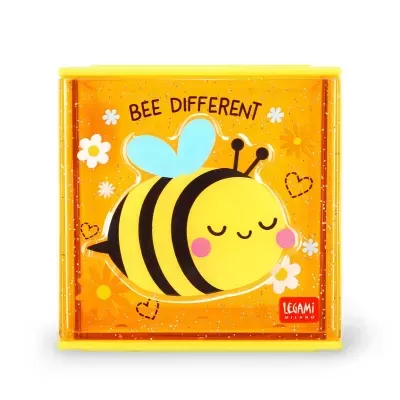Quadro decorativo amarelo com abelha e texto Bee Different