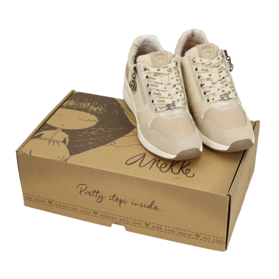 Sapatilhas Anekke bege e creme em cima de caixa de cartão com ilustrações e texto