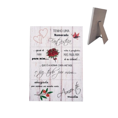 Placa decorativa com texto e ilustrações de flores, corações e pássaro