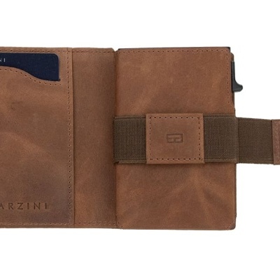 Carteira castanha de couro com fecho de aba e texto GARZINI