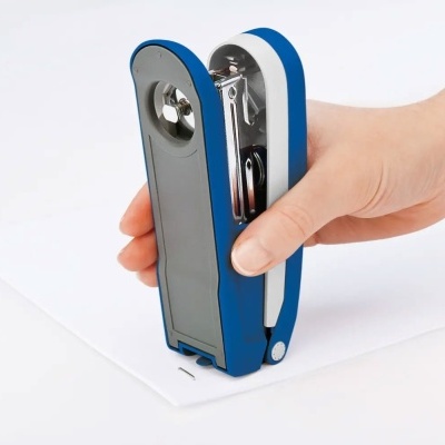 Grampeador manual azul, cinzento e branco a grampear papel